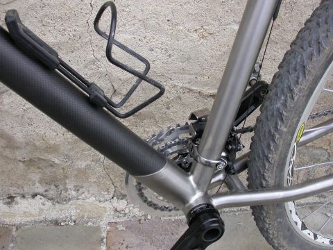 Titerra cadre titane/carbone & composants titane / Titerra titanium frames & titanium components Titerra cadre titane/carbone & composants titane / Titerra titanium frames & titanium components